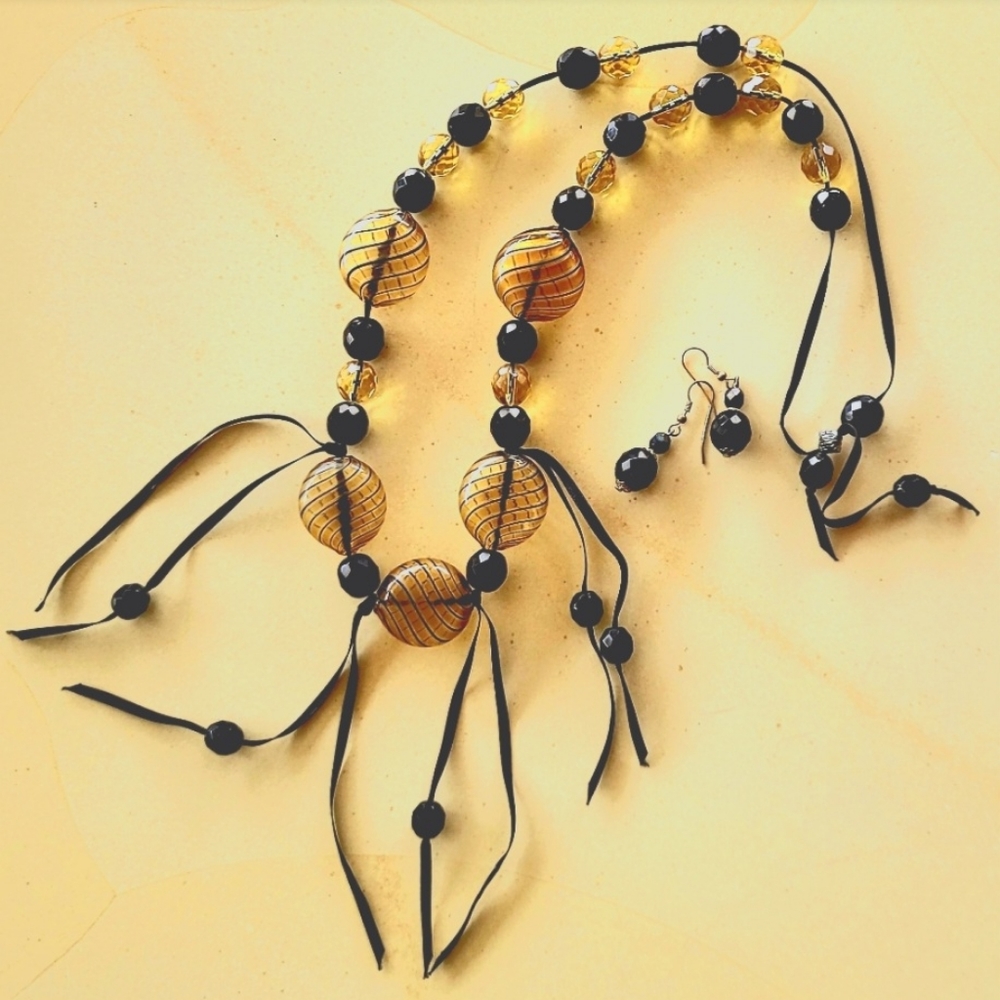 Beautiful Venetian Murano Gold Glass Black Beaded Statement Necklace  Up to 30" - Picture 2 of 5